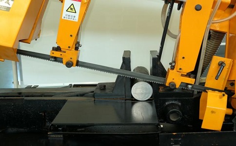 福泉数控带锯床自动送料精度会出现偏差吗？